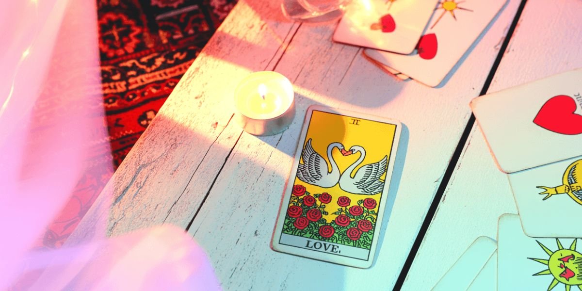 Love Tarot Deutung: Karten für Partnerschaft verstehen